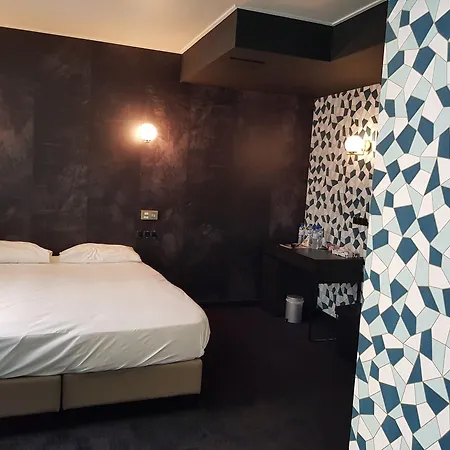 Brit Aux Sacres Centre Hotel 3*
