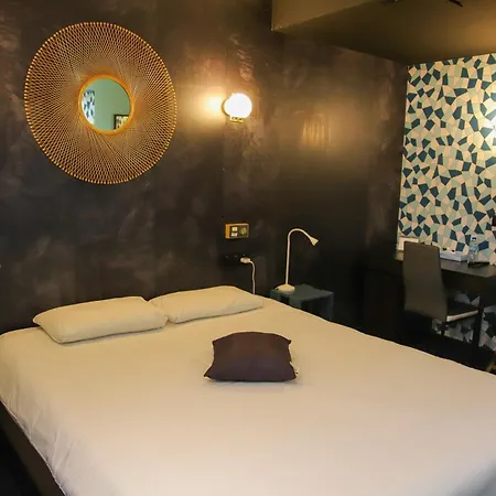 Brit Aux Sacres Centre Hotel 3*