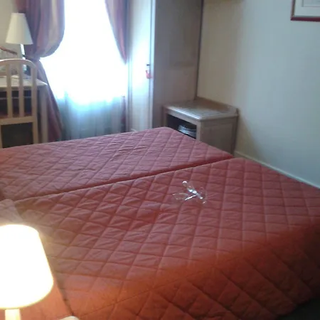 Brit Aux Sacres Centre Hotel